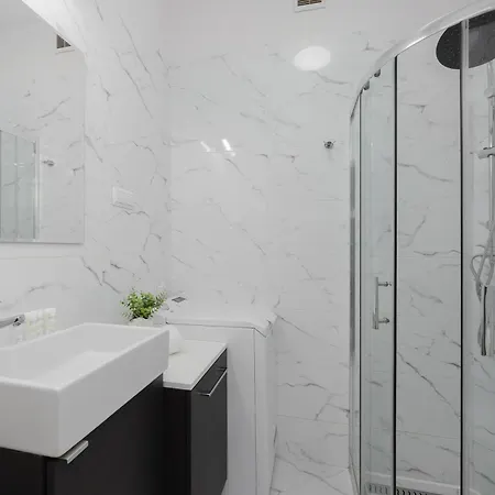 Stylish & Comfortable In Center By Renters *